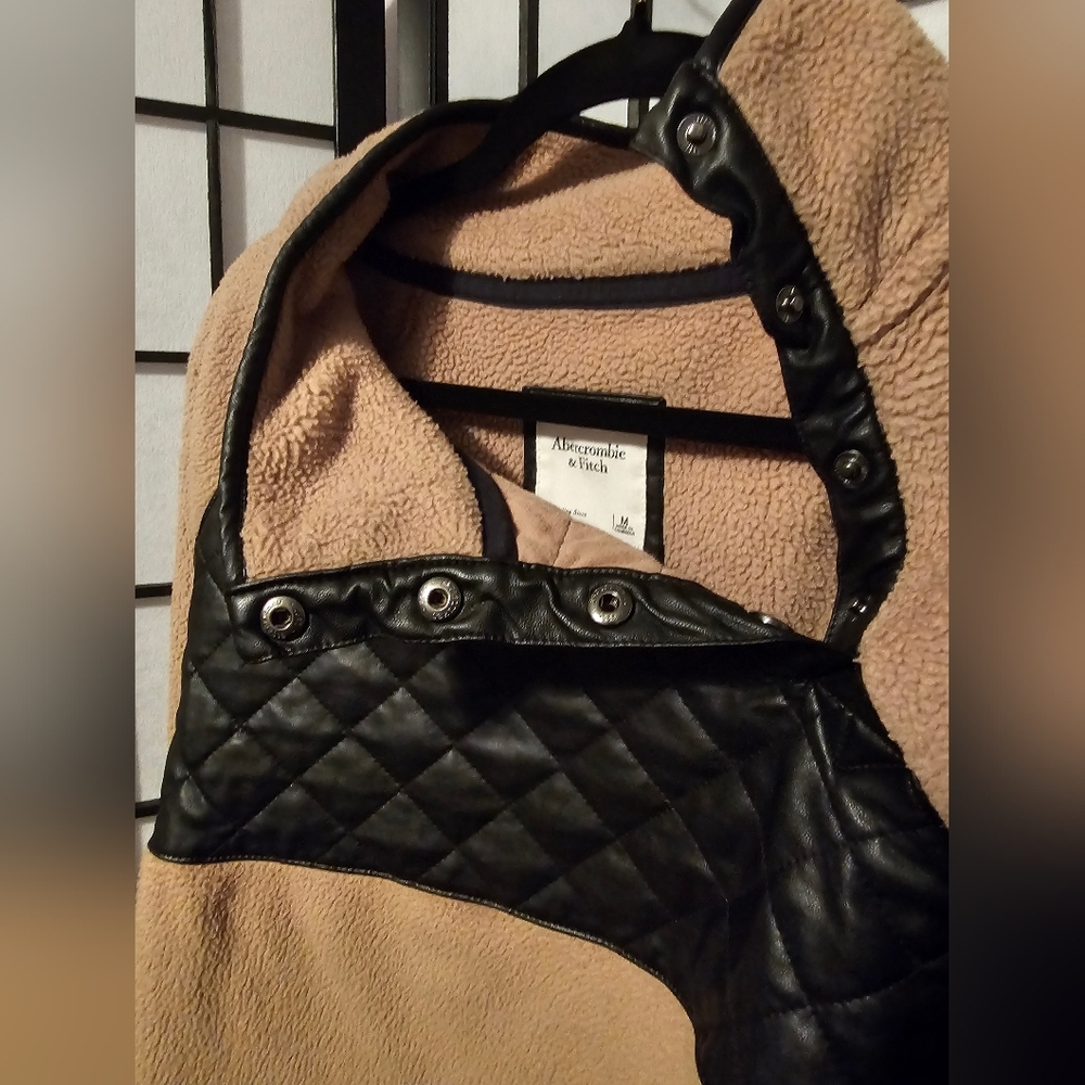 Abercrombie & Fitch Two Toned Asymmetrical Quilted Fleece Jacket Size Meduim - Picture 3 of 4